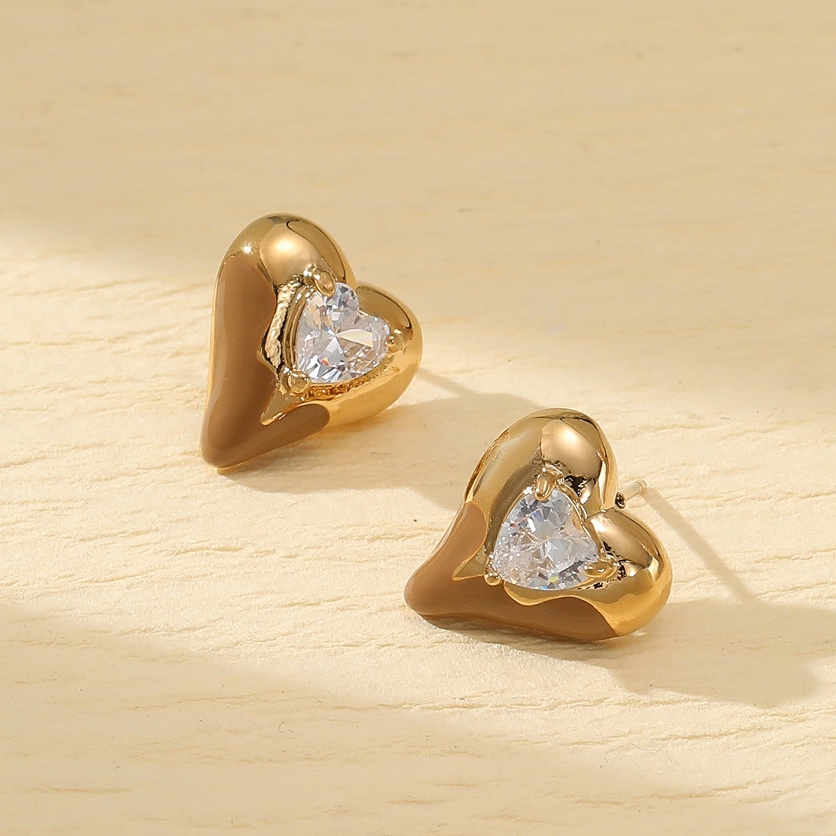 Orecchini minimalisti in acciaio al titanio a forma di cuore con intarsio di strass e placcatura in oro 18 carati da donna