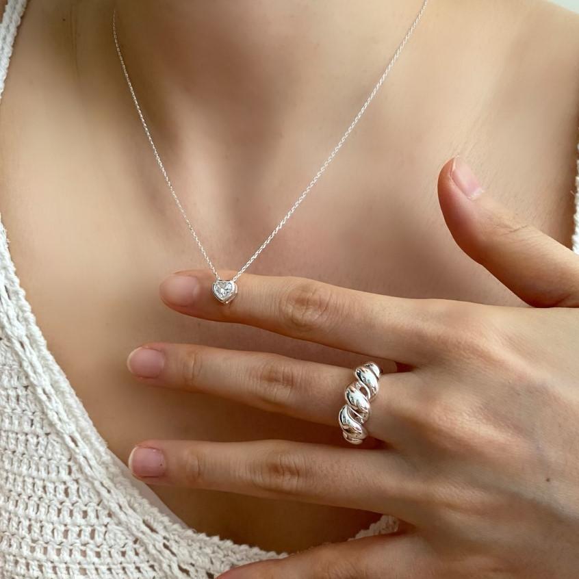 Collar de Plata de Ley 925 con Forma de Corazón Minimalista y Acentos de Circonita Cúbica