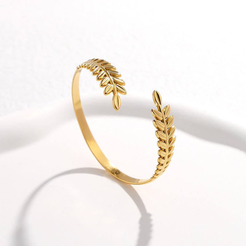 Pulsera C de acero de titanio en forma de hoja de moda para mujer con acabado chapado