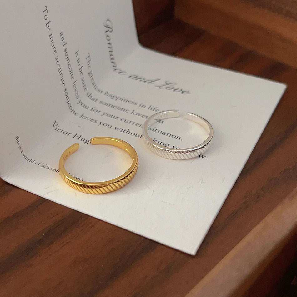 Anillo Minimalista de Plata de Ley 925 con Rayas para Mujer