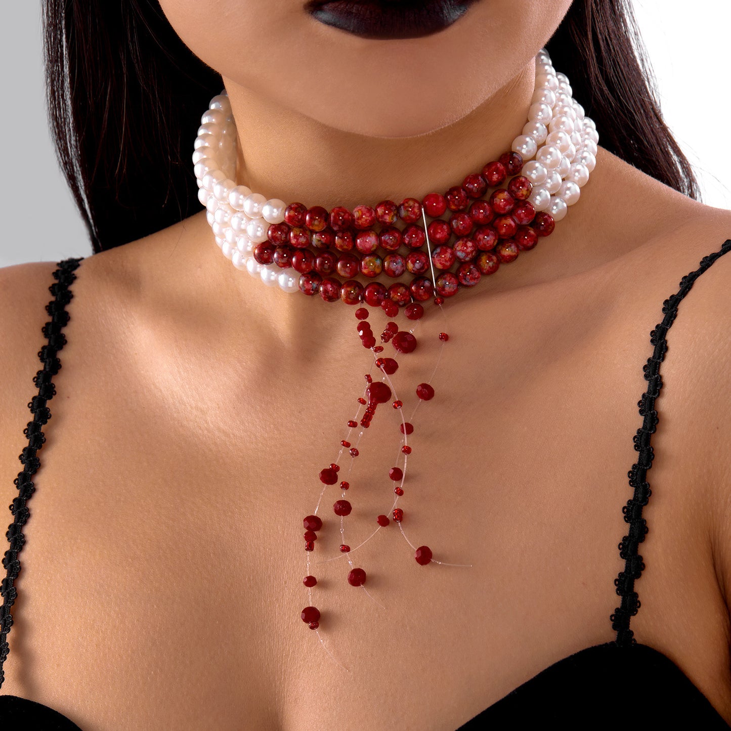 Collar gótico oscuro de Halloween con borla de gota de sangre, perlas multicapa y colgante de diamantes de imitación en cadena de perlas