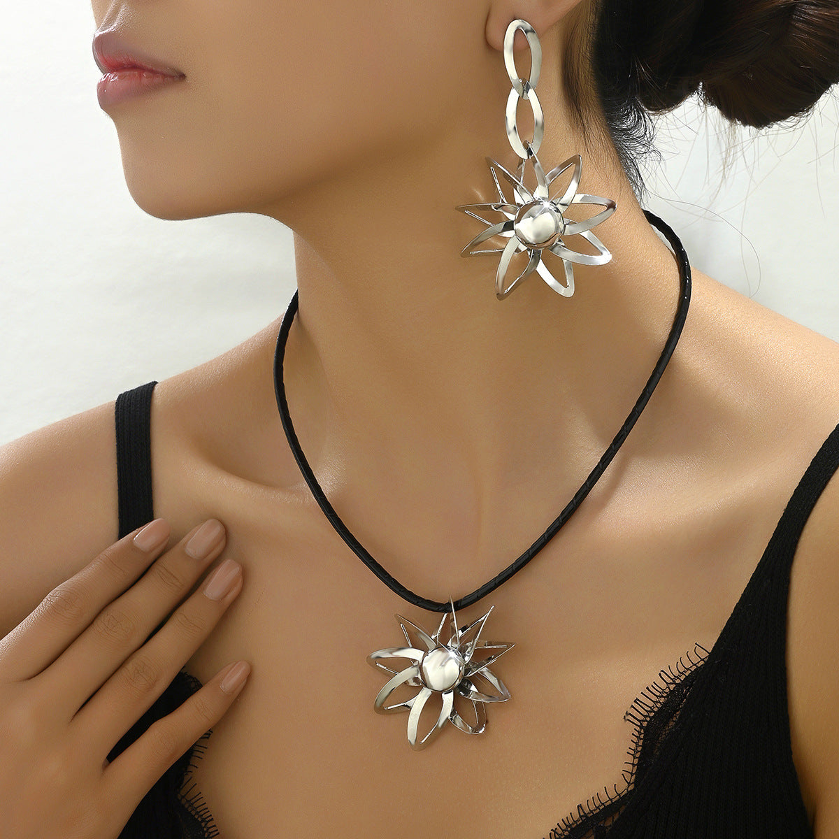 Collana con ciondolo e orecchini a girasole minimalisti da donna, set di gioielli placcati in lega con motivo floreale