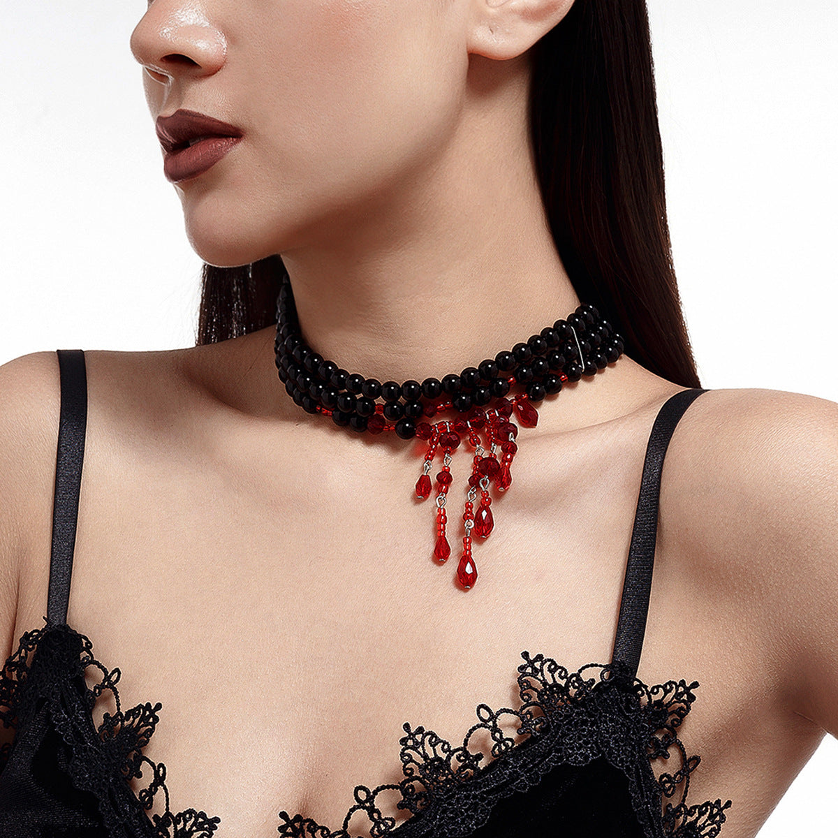 Collana con pendente a cuore e a goccia dolce e audace con perle imitation e strass, nappina e catena a sfere multistrato per donna