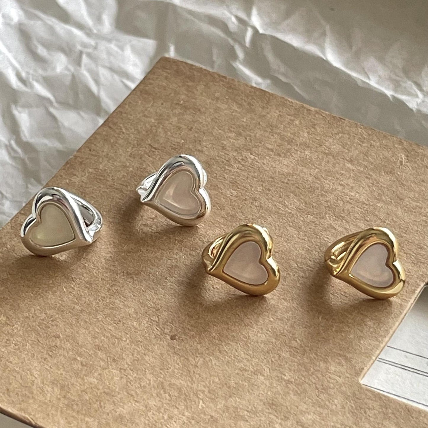 Orecchini a perno a forma di cuore con conchiglia e fiocco minimalista in argento sterling 925 placcato oro