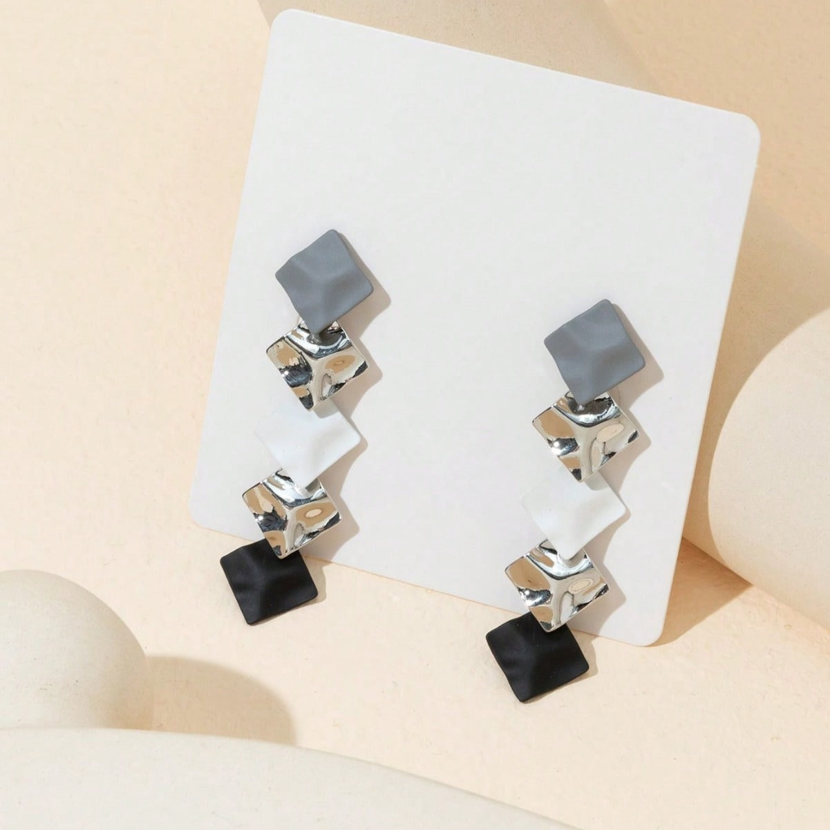 Pendientes largos colgantes minimalistas de cobre chapado con forma de onda geométrica y postes de acero inoxidable para mujer