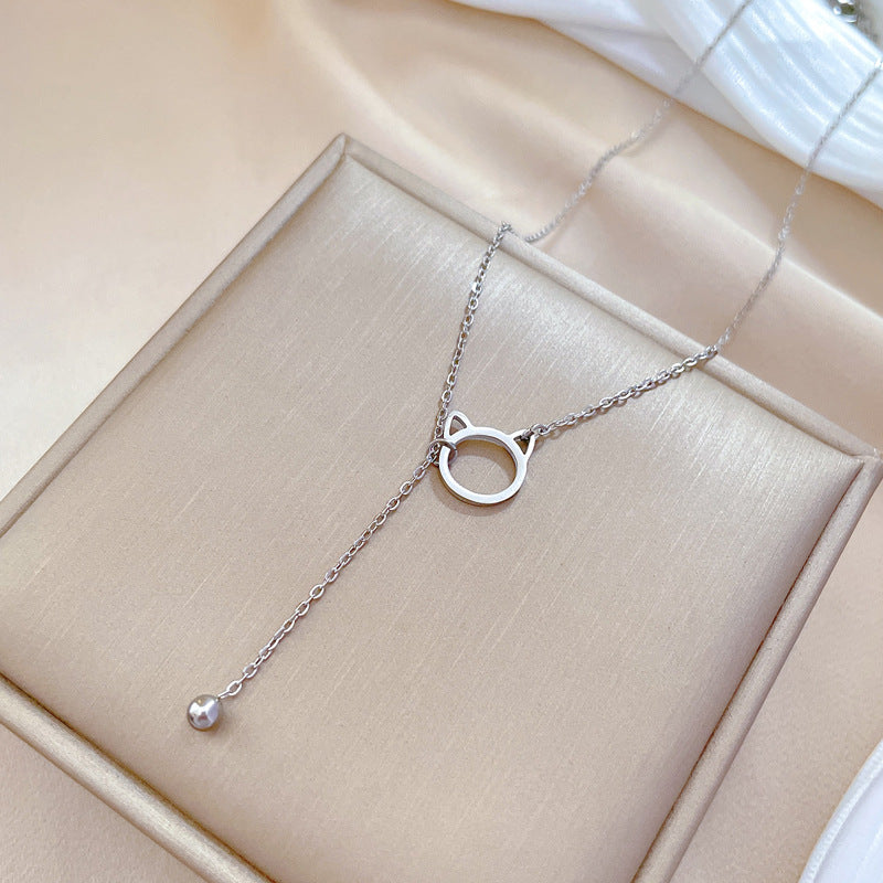 Collana Minimalista con Ciondolo a Gatto in Acciaio al Titanio con Dettaglio Nappa per Donne e Uomini, Forma Geometrica, Finitura Placcata Oro, Catena alla Clavicola