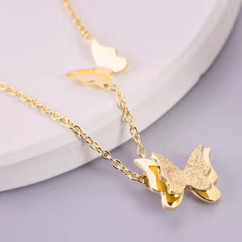 Collar Gargantilla Minimalista para Mujer de Acero Titanio con Baño de Oro y Forma de Mariposa