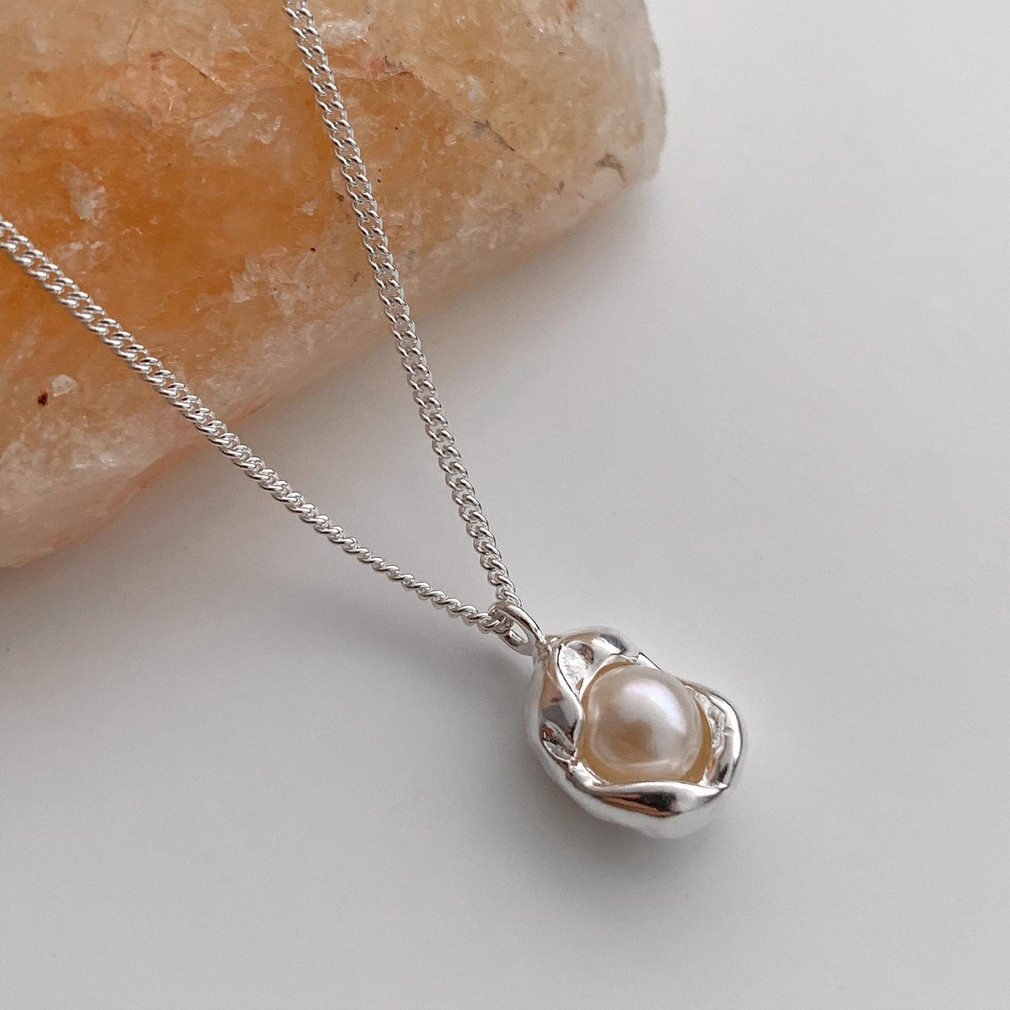 Collana pendente a pisello con perla in acciaio titanio minimalista da donna con forma irregolare e finitura placcata
