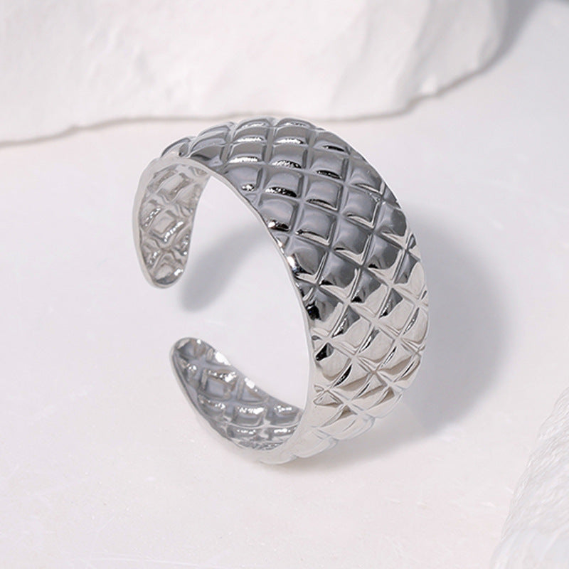 Anello aperto da donna in acciaio inossidabile con motivo trapuntato geometrico di ispirazione vintage e finitura placcata
