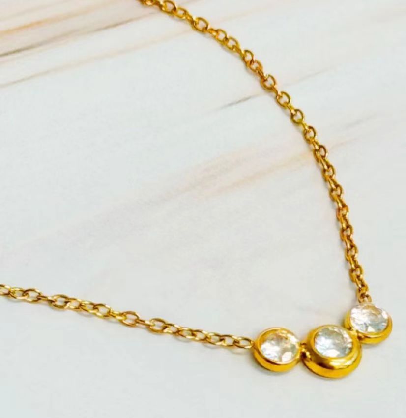 Collar con colgante de cruz minimalista de acero inoxidable con incrustaciones de diamantes de imitación y acabado chapado para mujer