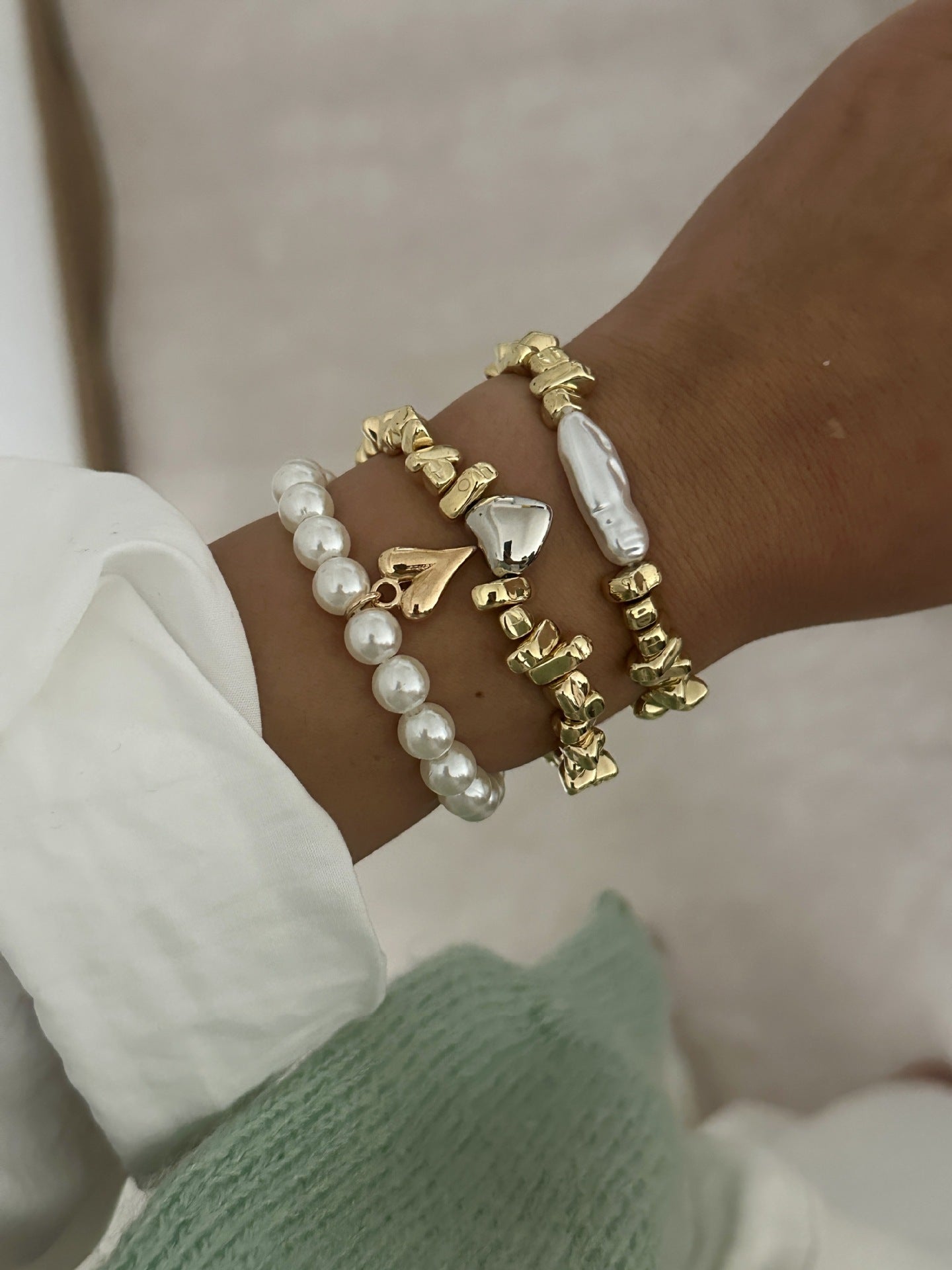 Bracciale in acrilico con cuore geometrico, perle e perline, modello Sweet Streetwear