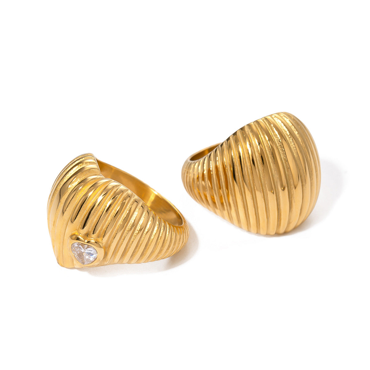 Anello Hip-hop in acciaio inossidabile placcato oro 18K con cuore e zirconi bianchi