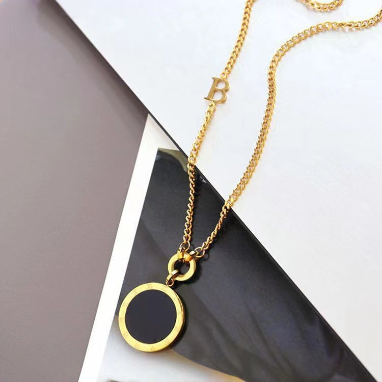 Collana con Pendente Minimalista a Numeri Romani su Due Lati in Acciaio al Titanio con Finitura Lucida da Donna