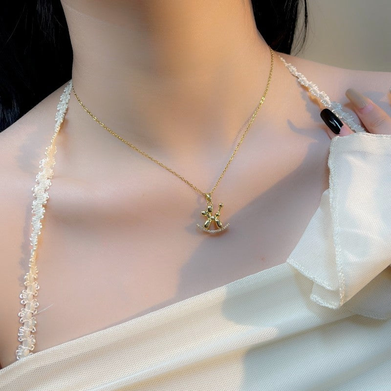 Collana Minimalista con Ciondolo a Forma di Cane Palloncino per Donna, in Acciaio al Titanio Placcato, Catena per Clavicola con Design Irregolare