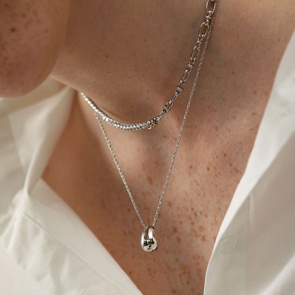 Collana pendente a goccia minimalista in acciaio al titanio da donna con finitura placcata e catena a O