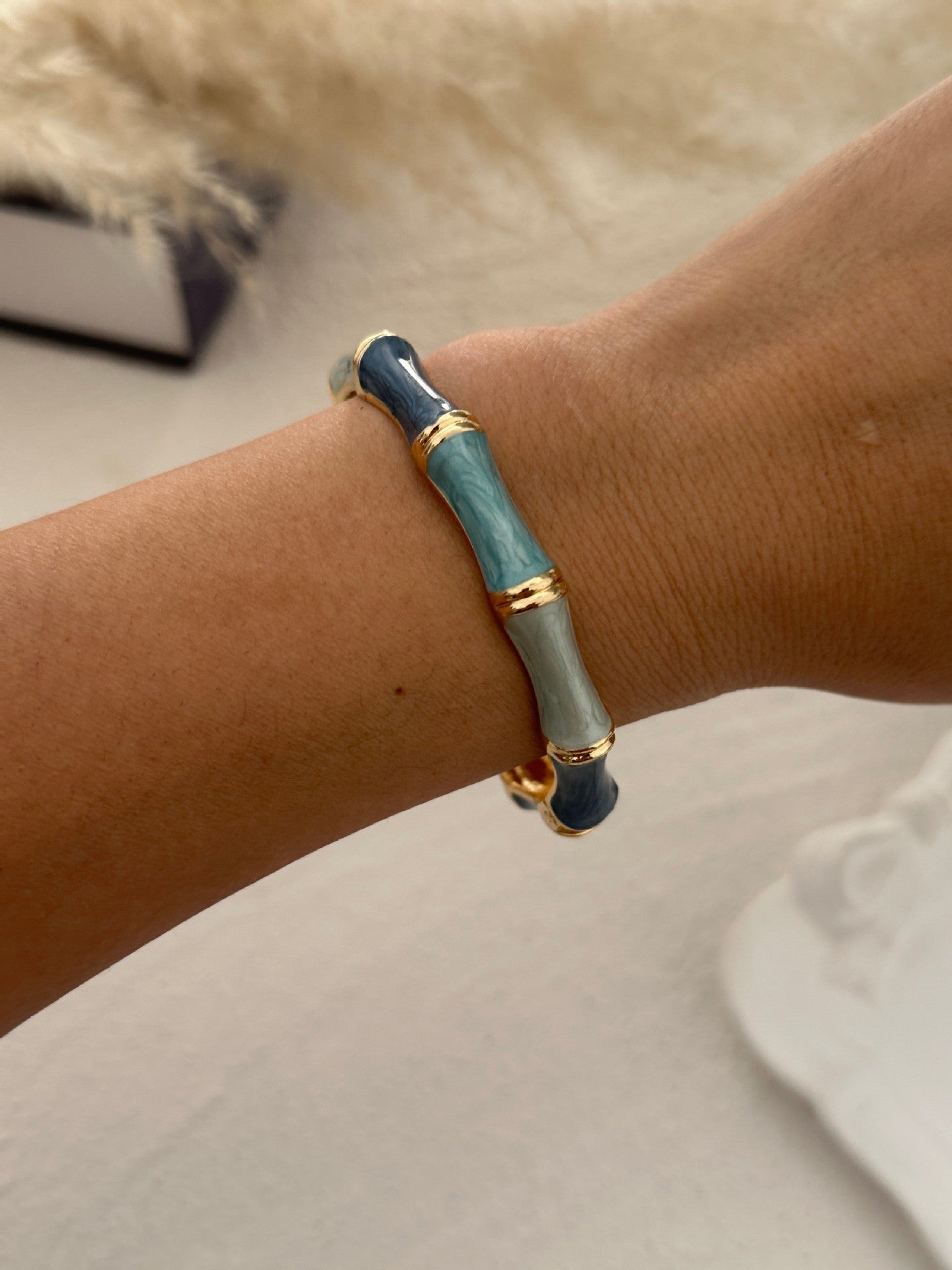 Bracciale rotondo in lega a scacchi geometrici con gocce d'olio colorate