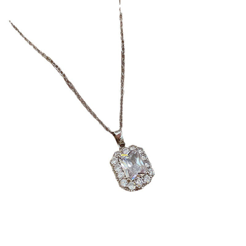 Minimalist Geometric Titanium Steel Pendant Necklace for Women with Micro-Pavé Rhinestone Accents and Delicate Clavicle Chain
