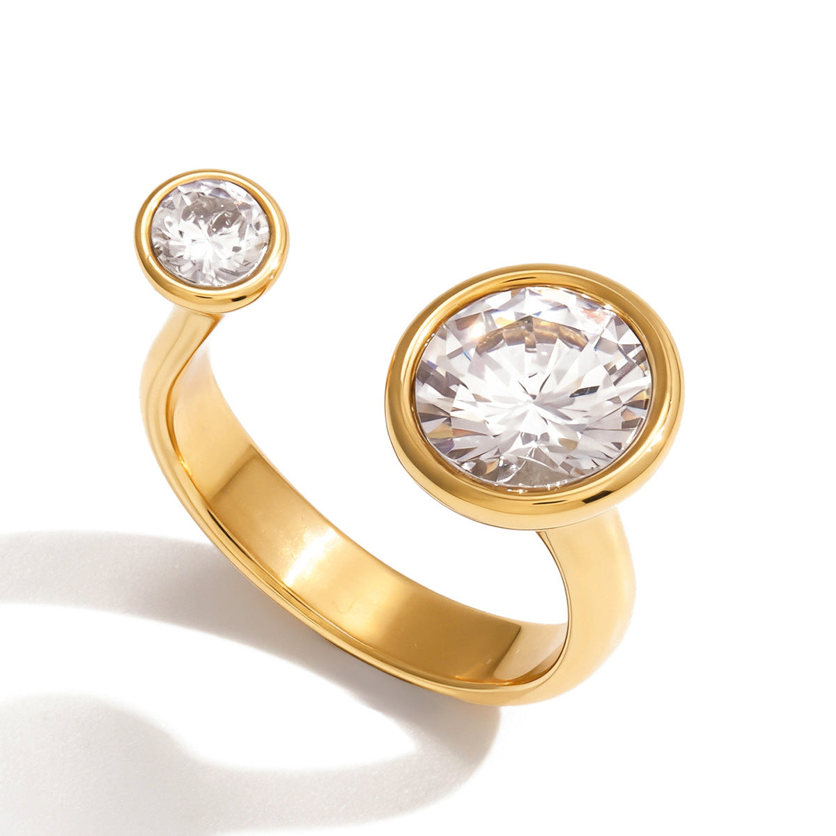 Anillo de lujo geométrico de acero inoxidable con PVD de oro de 18 quilates y circonitas cúbicas para mujer