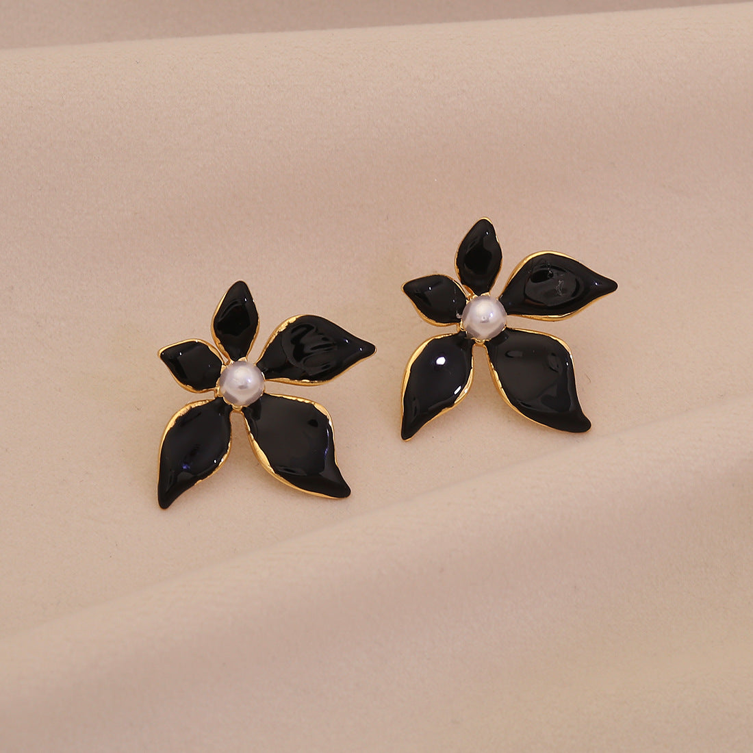 Orecchini a forma di fiore in acciaio inossidabile smaltato da donna con finitura effetto perla e stile fresco e dolce
