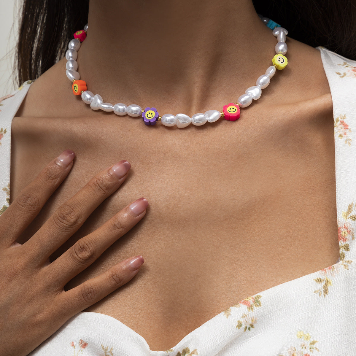 Collana da donna con ciondolo a margherita a frutto, perline d'imitazione in resina, stile bohémien, con catena a sfere