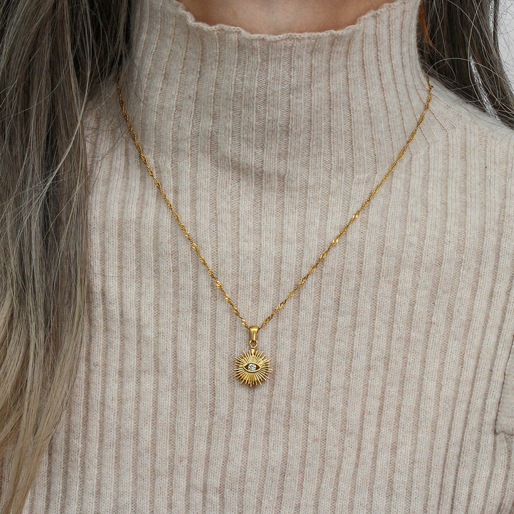 Collar con Colgante de Ojo Turco de Moda en Acero Inoxidable con Incrustaciones de Pedrería Radiante Hueca y Cadena Ondulada para Mujer
