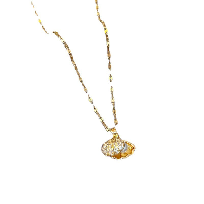 Collana Minimalista in Acciaio al Titanio con Ciondolo a Conchiglia Geometrica, Perla e Zirconia Cubica