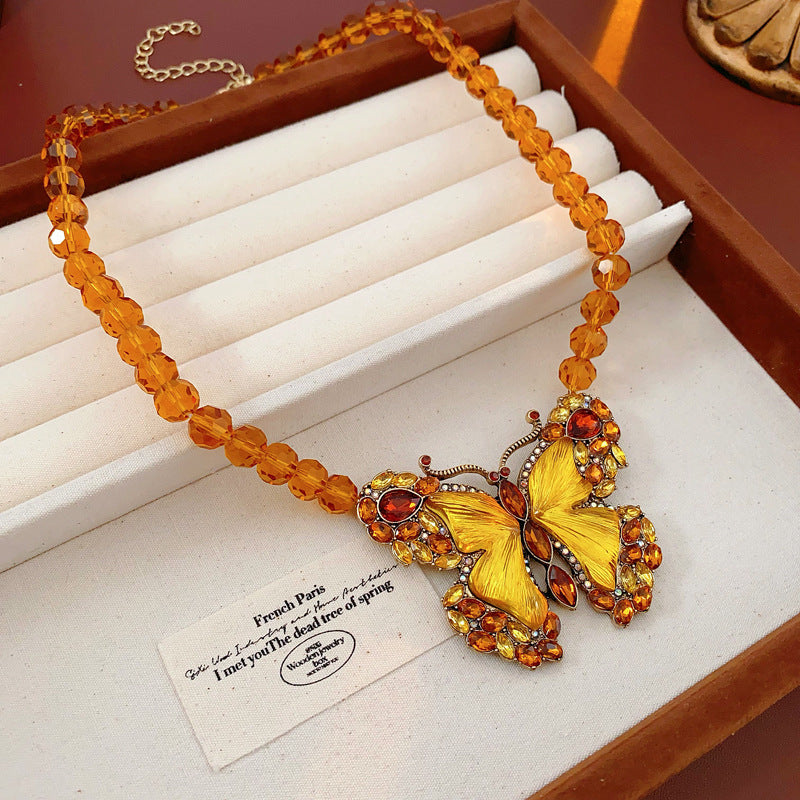 Collana con pendente a farfalla vintage con intarsio di strass in lega per donne, delicata catena per maglione con motivo di insetto artistico ed eleganza retrò