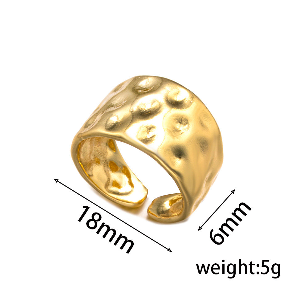 Anello minimale in rame placcato oro con texture martellata per dito indice, design a cuore, motivo a pois geometrici