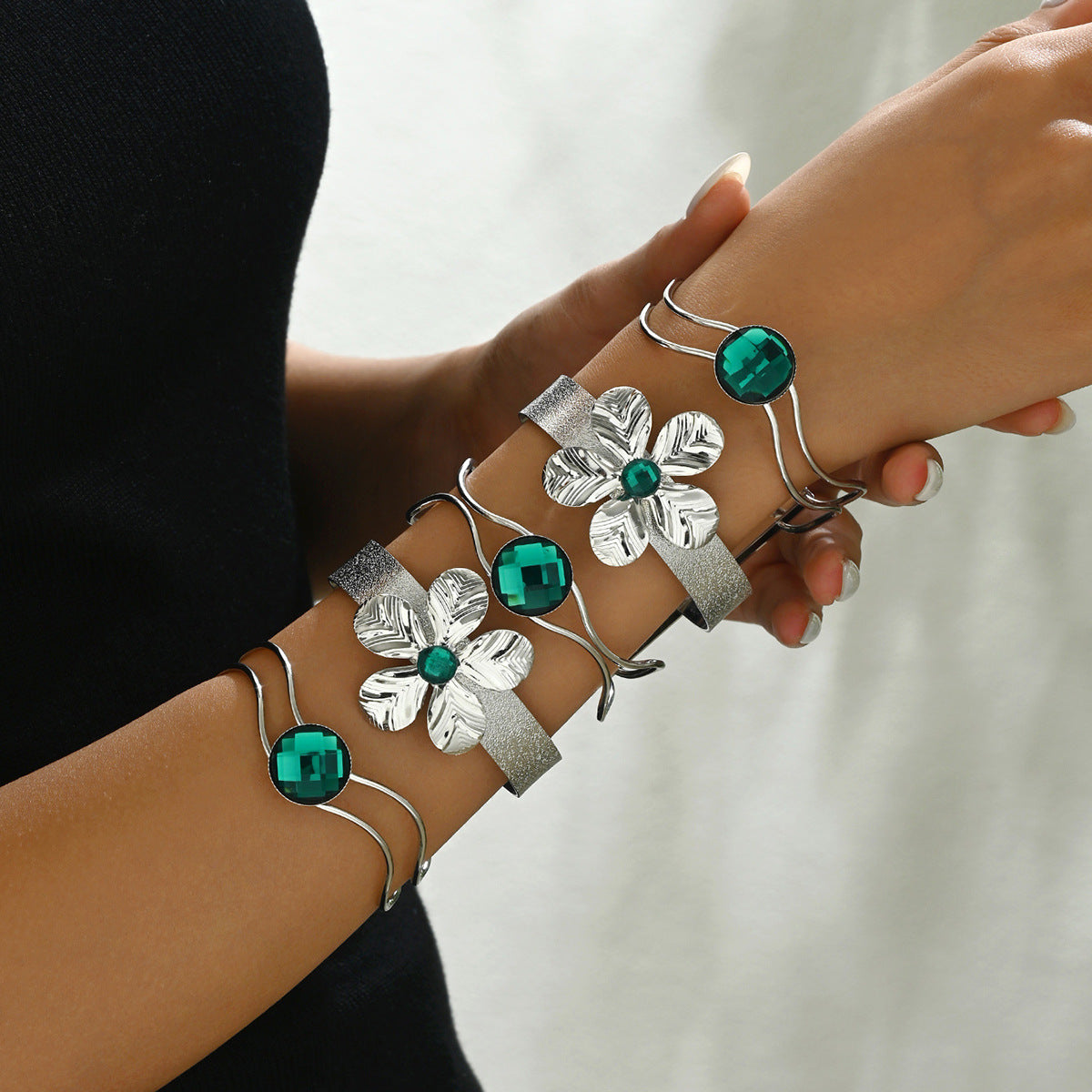 Bracciale da donna a manetta aperta regolabile in lega di zinco con intarsi di perle, stile OL alla moda con motivo floreale