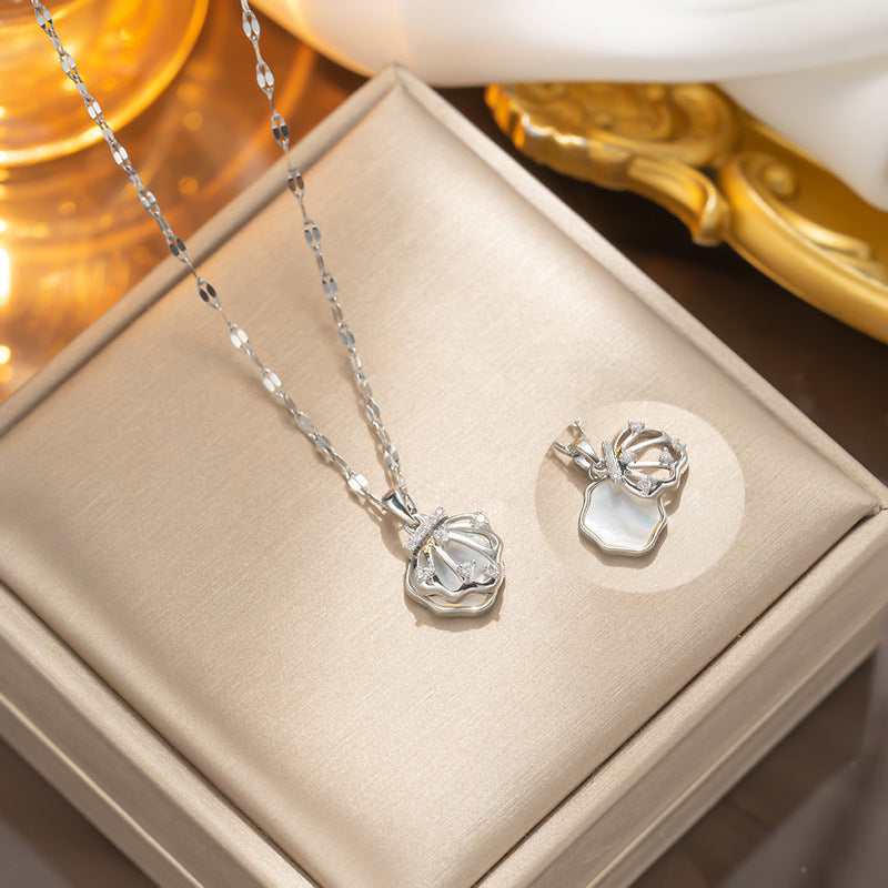 Collana pendente minimalista a forma di cavolo geometrico in acciaio al titanio con intarsio di strass da donna