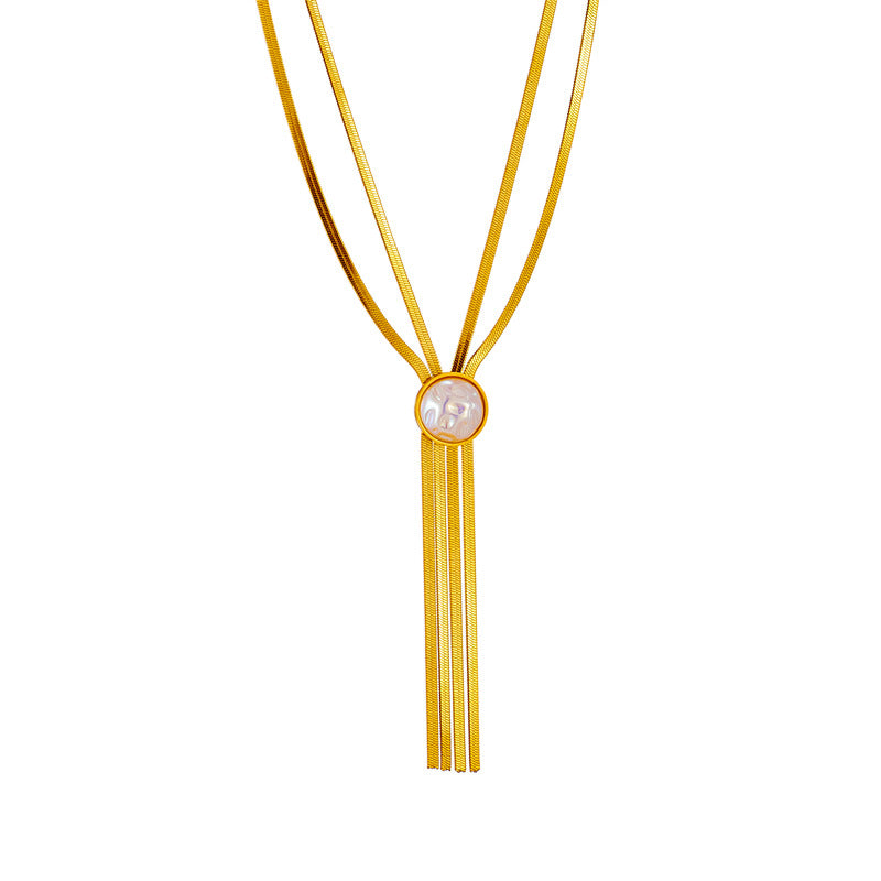 Elegante Collana a Catena a Serpente in Acciaio al Titanio Multistrato con Ciondolo Rotondo di Perle Minimalista e Dettaglio Frangiato da Donna
