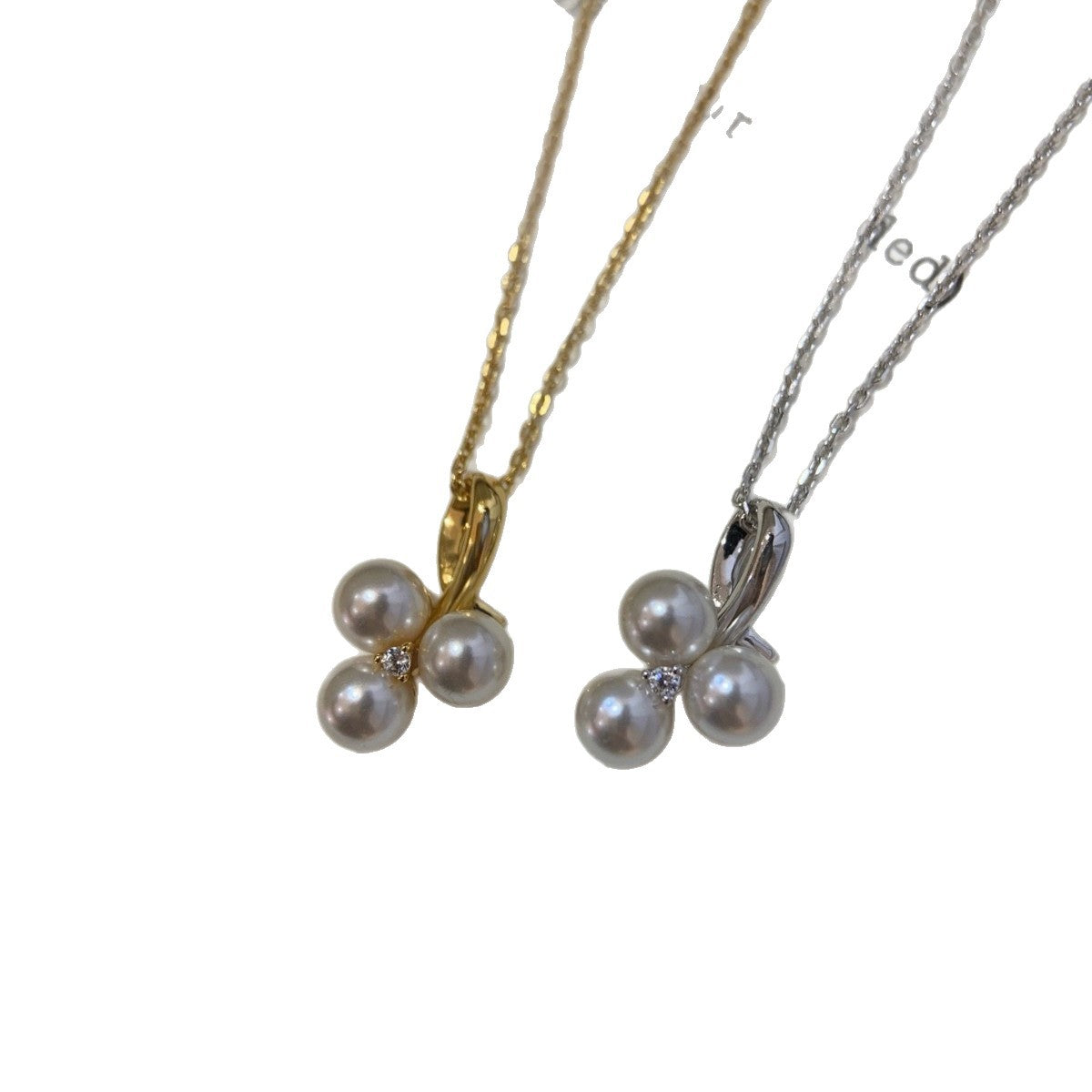 Collar de Perlas Minimalista de Lujo con Tres Pétalos de Flor y Detalles de Circonita para Mujer