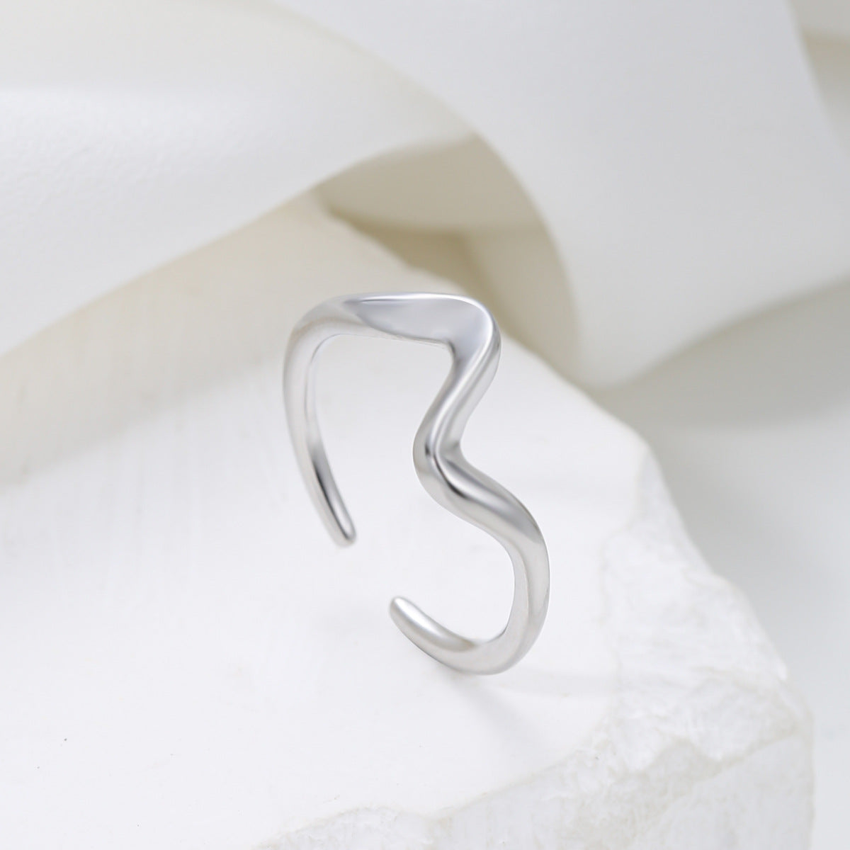 Anillo minimalista de acero de titanio geométrico de línea ondulada para mujer con acabado galvanizado y diseño de contorno irregular