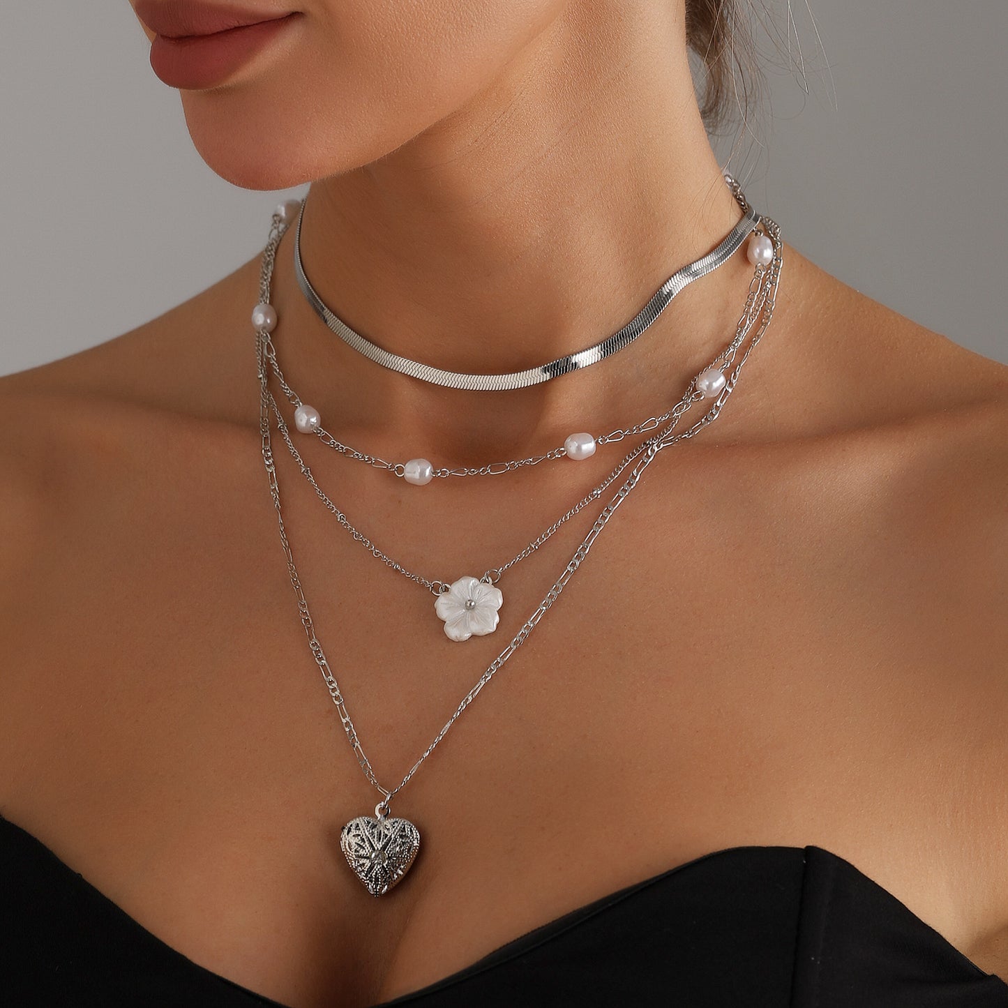 Collar con colgante minimalista de aleación en forma de corazón con cadena serpiente para mujer, cadena de clavícula ligera bañada en oro con perla sintética