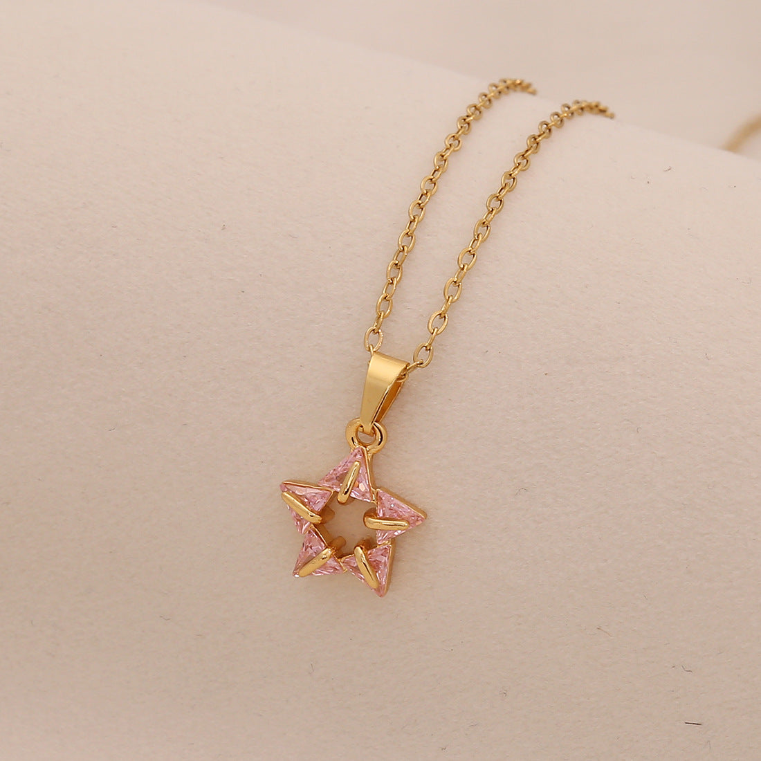 Collana da donna alla moda a forma di stella in acciaio inossidabile con intarsio di strass e finitura placcata