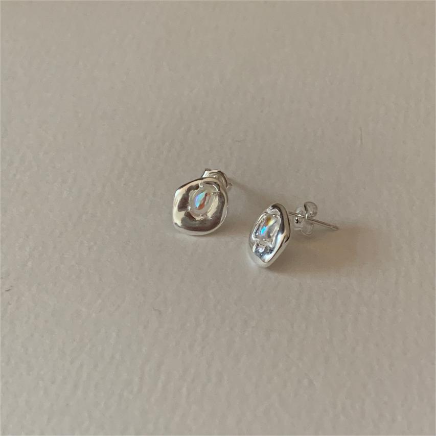 Orecchini a perno minimalisti a forma di lettera in argento sterling 925 con intarsio in strass AB, perno anallergico in argento
