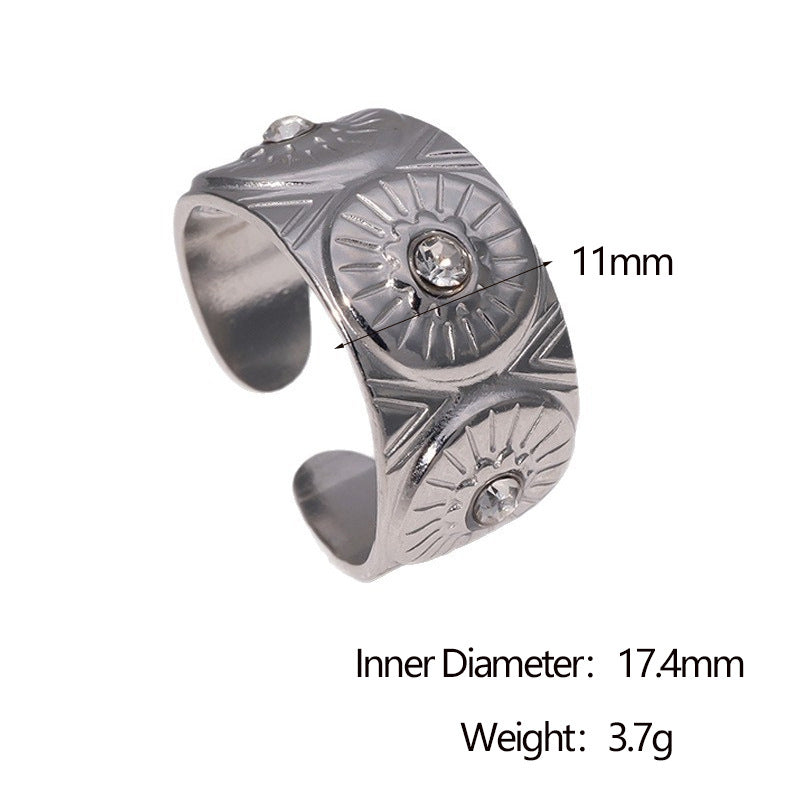 Anello geometrico minimalista da donna in acciaio inossidabile placcato oro 18 carati con dettaglio occhio di Allah in strass