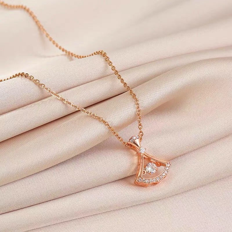 Cute and Fresh Minimalist Geometric Pendant Necklace for Women in Titanium Steel with Rhinestone Inlay and Lip Chain Style
