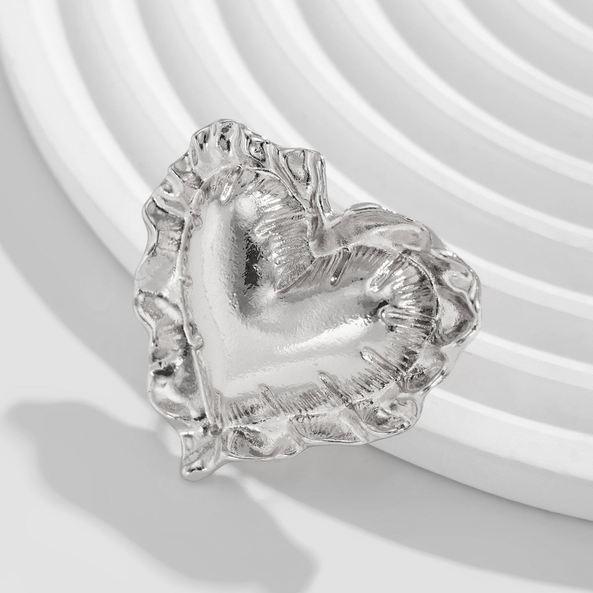 Anello in lega geometrico a forma di cuore 3D testurizzato esagerato da donna