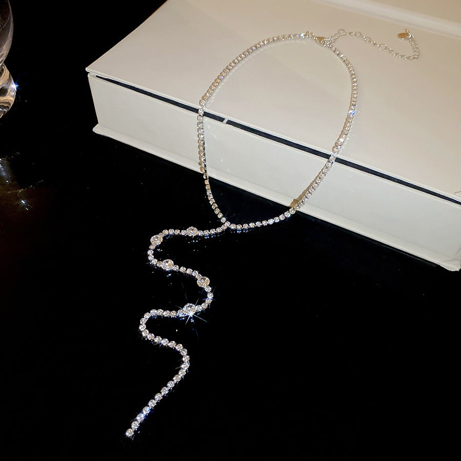 Collana con ciondolo rotondo con frange, tempestata di strass, stile bohémien elegante per donna - Delicata catena per clavicola e leggera catena per maglione