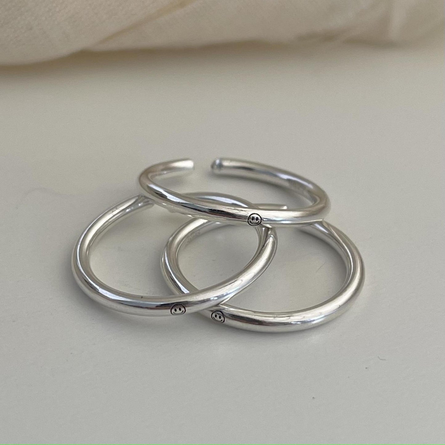 Anillo minimalista de plata de ley 925 con forma de corazón, acabado pulido liso y acento cuadrado biselado
