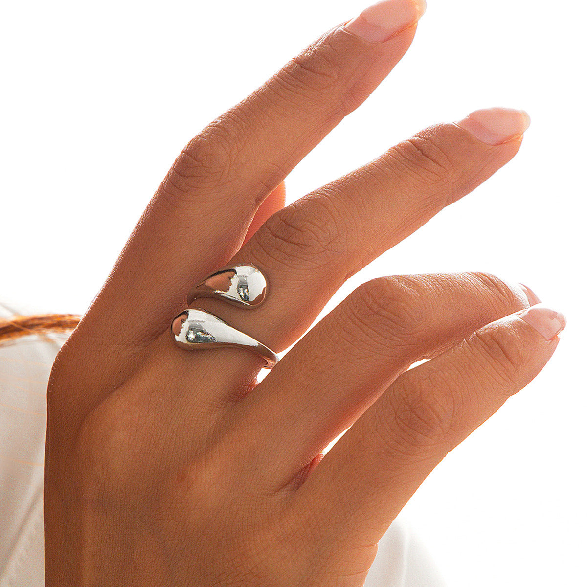 Anillo abierto geométrico dulce y atrevido para mujer de aleación con acabado chapado
