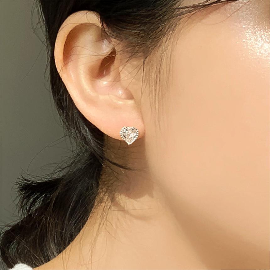 Pendientes de Plata de Ley 925 Minimalistas con Forma de Corazón, Incrustaciones de Circones y Acabado Bañado