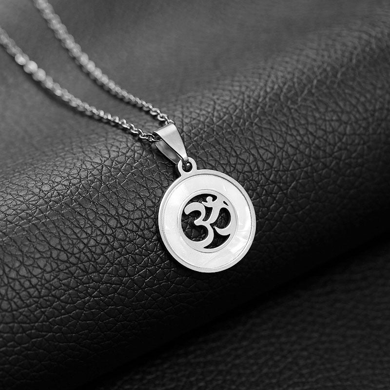 Collana con pendente geometrico in acciaio inossidabile e titanio, catena a O, gioielli alla moda casual per yoga e attività all'aperto