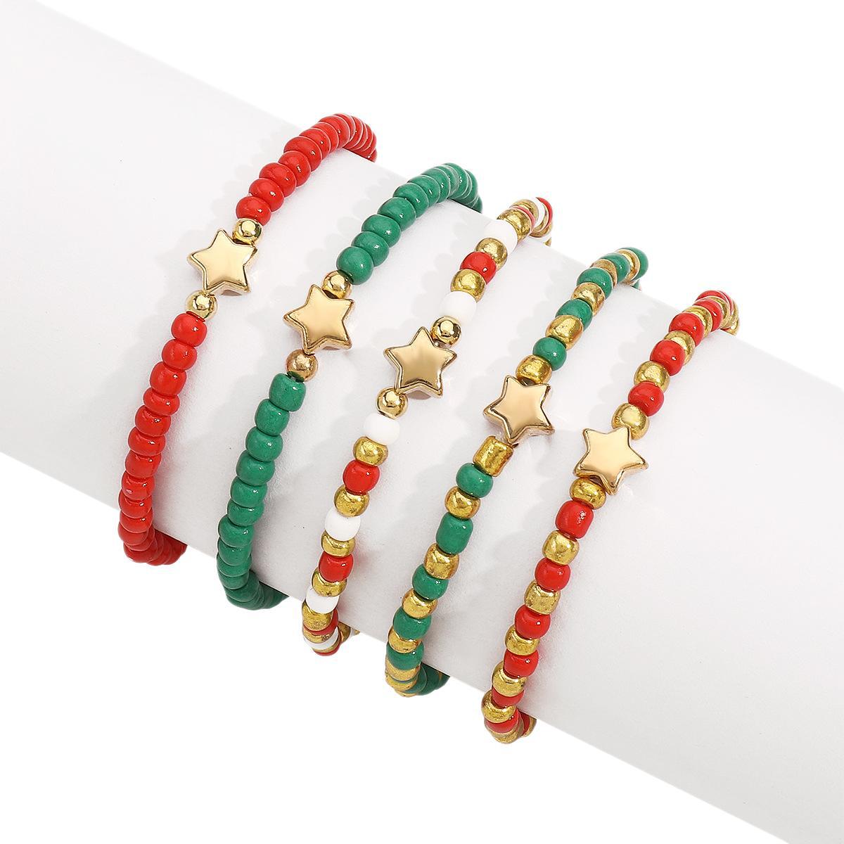 Pulsera apilable de estrella geométrica con cuentas pequeñas verdes y rojas y detalles CCB para mujer
