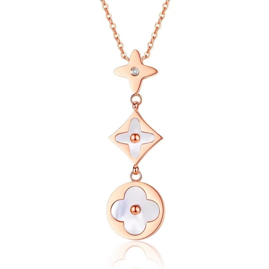 Collana Minimalista a Rombi con Quadrifoglio in Acciaio al Titanio Placcato Rodio, Intarsio in Madreperla Bianca, Design Delicato con Catena per Clavicola