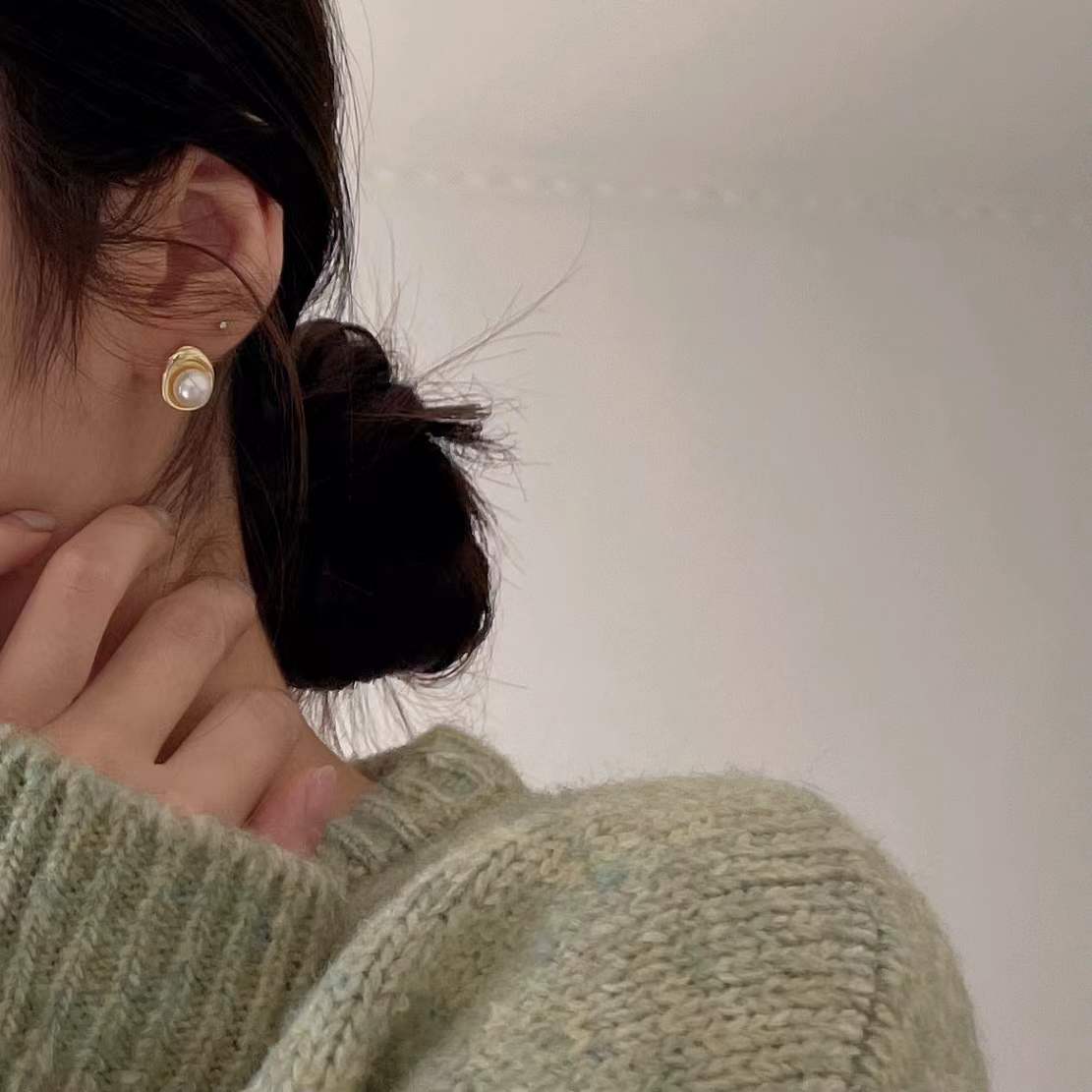 Aretes Minimalistas Dulces de Plata Esterlina 925 con Incrustaciones de Perlas de Agua Dulce en Forma de Lágrima para Mujer