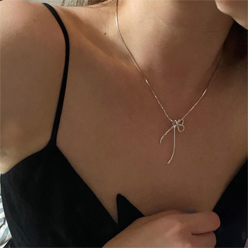 Collana con ciondolo nodo a fiocco minimalista in argento sterling 925 con accento geometrico
