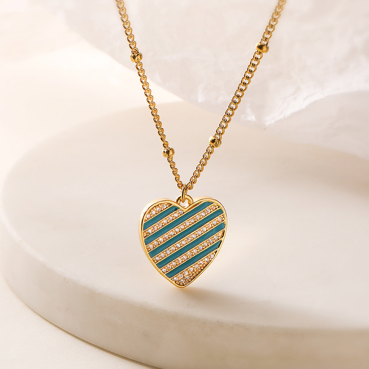 Collana da donna con ciondolo a forma di cuore in rame placcato oro 18K e zirconi, stile vintage