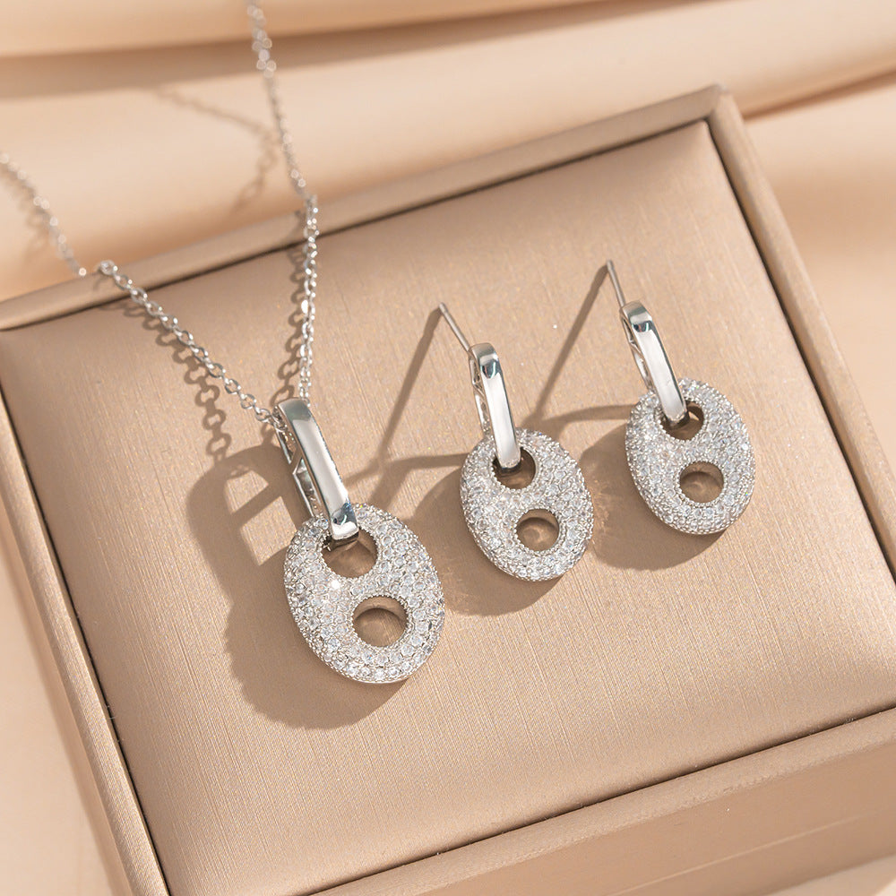 Set di Collana e Orecchini da Donna Lusso Minimalista a Forma di Naso di Maiale Geometrico in Acciaio al Titanio con Placcatura in Oro 18K e Intarsio di Strass